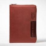 BIBLIA RVR60 SIMIL PIEL LEON MARRON CON INDICE Y CIERRE TAMAÑO MANUAL